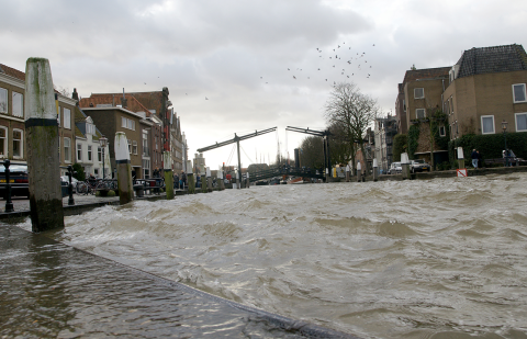 Water klotst over de kade